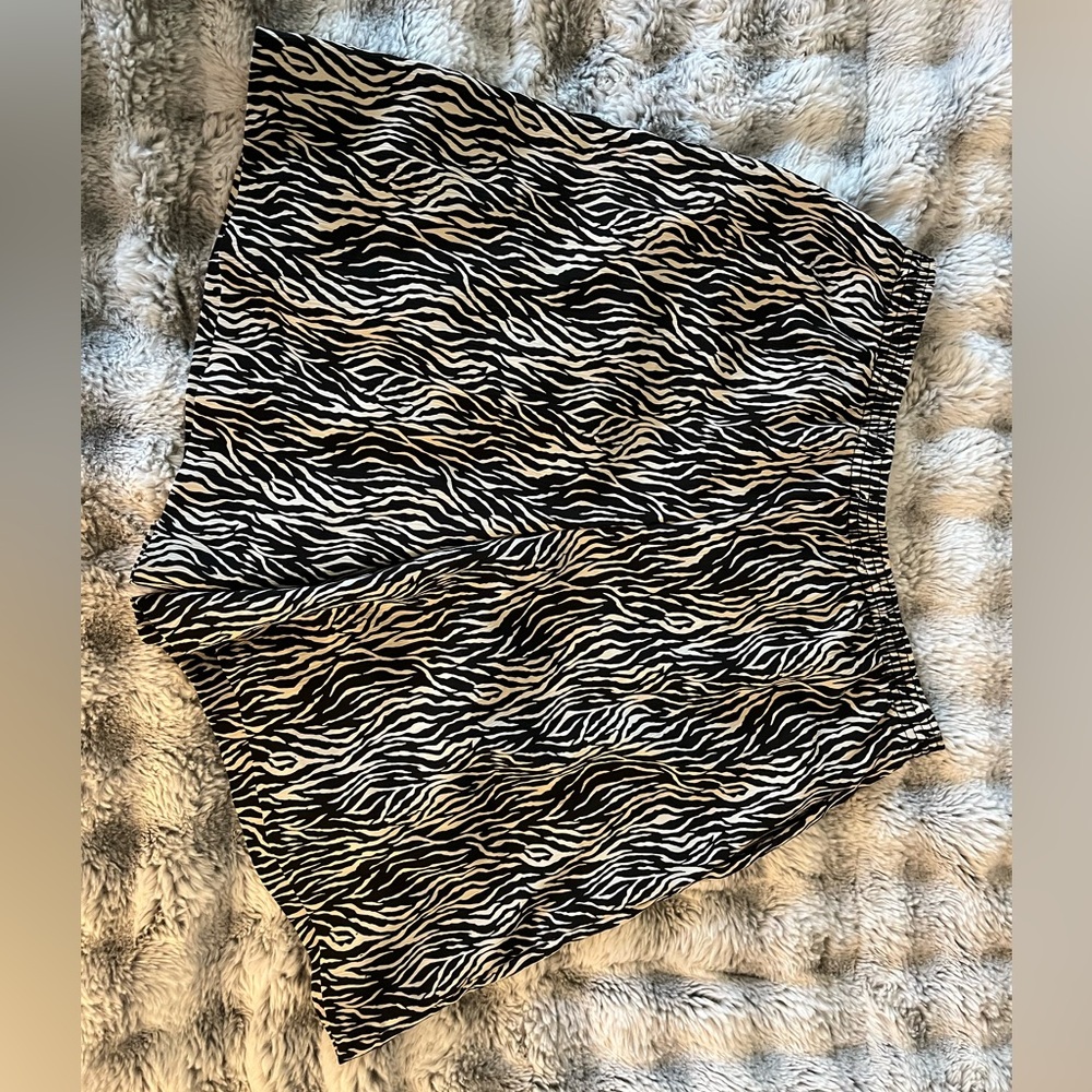 Size L Zebra print textured shorts with pockets